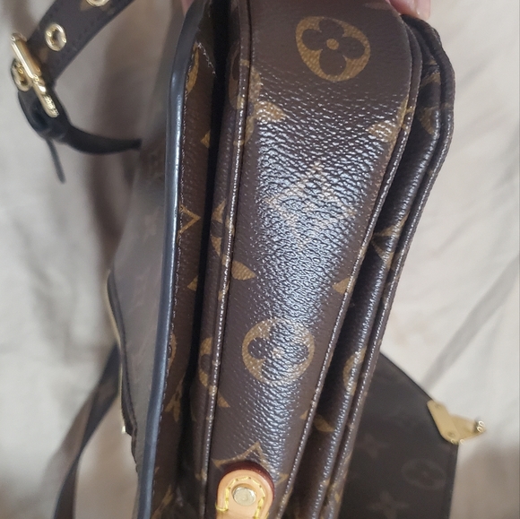 Authentic LV pochette metis, no scratch looks good as new. - Picture 7 of 11